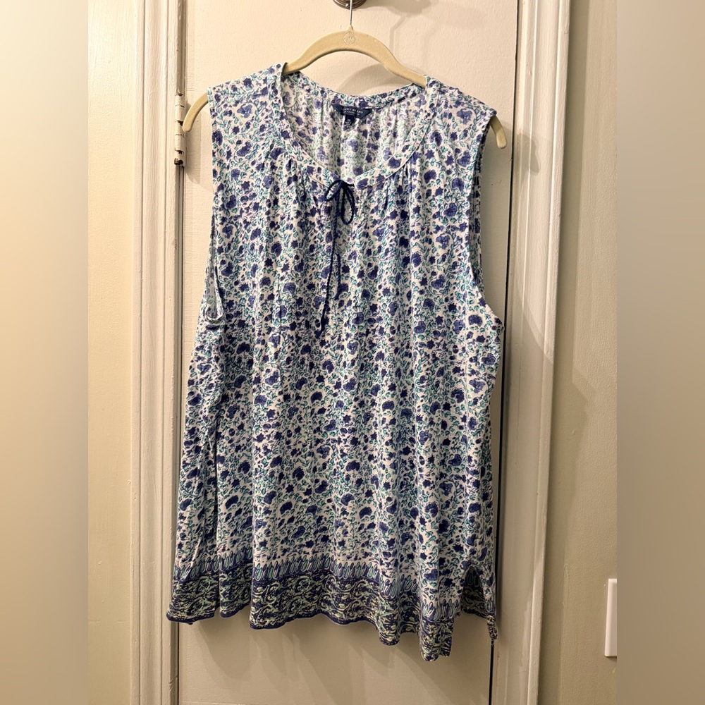 Trio of Women’s plus size sleeveless tops. Nicely detailed in a great bundle! - Picture 13 of 16